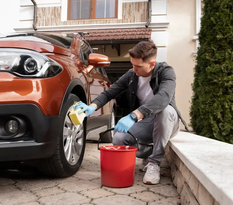 Lavage auto à domicile Fraissinet-de-Fourques : professionnel intervenant sur un véhicule